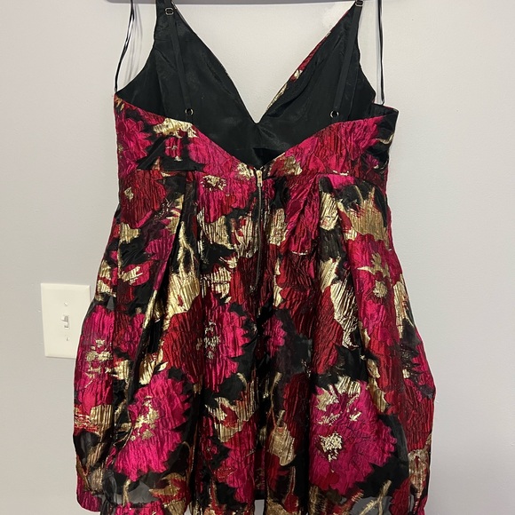 Adorable peplum style dress from VICI - Picture 3 of 6